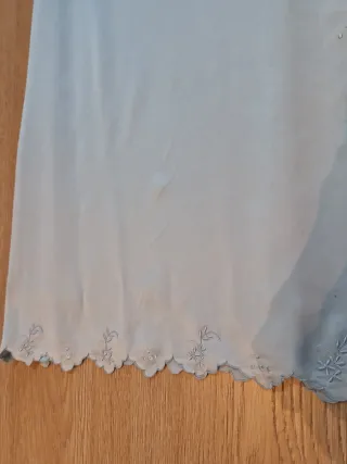 Bata de seda con encaje azul