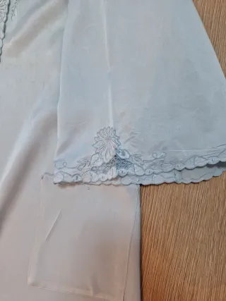 Bata de seda con encaje azul