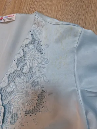 Bata de seda con encaje azul