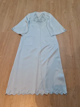 Bata de seda con encaje azul