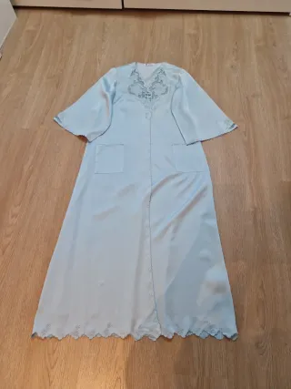 Bata de seda con encaje azul