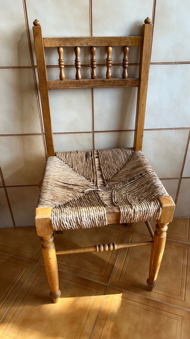 Silla antigua de madera