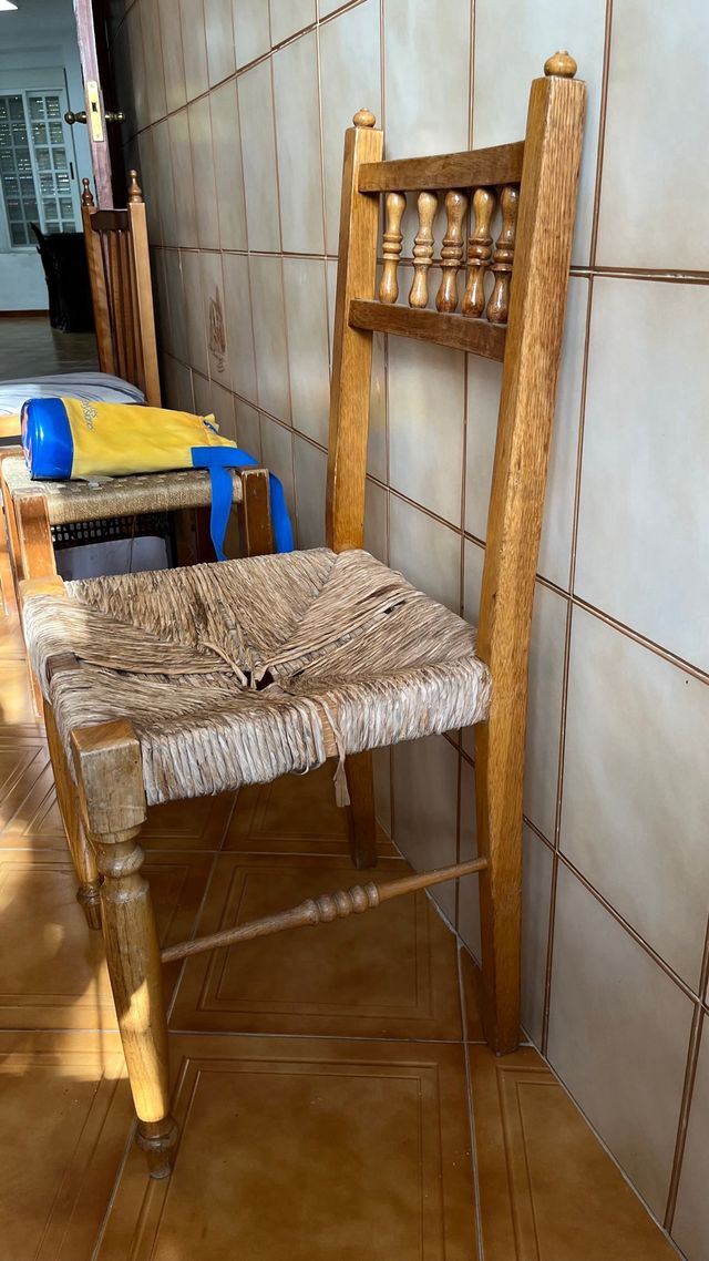 Silla antigua de madera