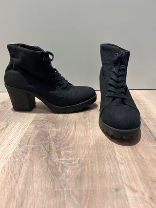 Botín Negro con Cordones y Tacón