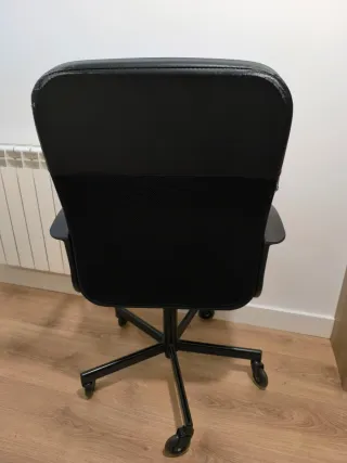 Silla giratoria Bomstad Negra. Ruedas nuevas goma