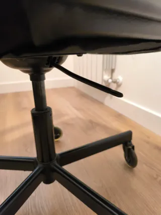 Silla giratoria Bomstad Negra. Ruedas nuevas goma