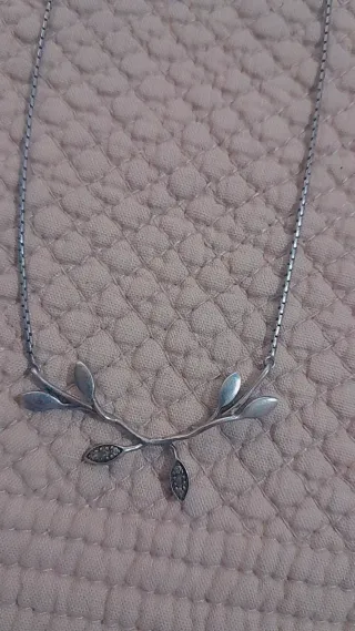 Collar plata antiguo con hojas