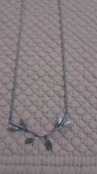 Collar plata antiguo con hojas