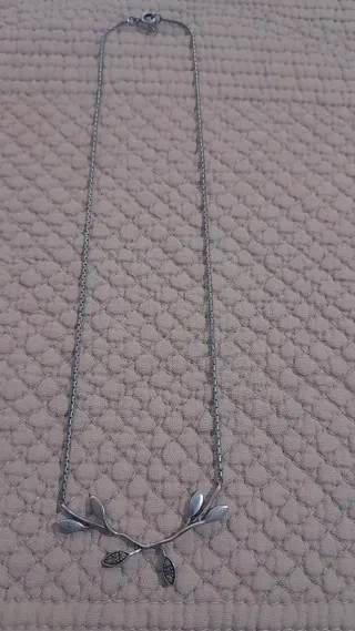 Collar plata antiguo con hojas