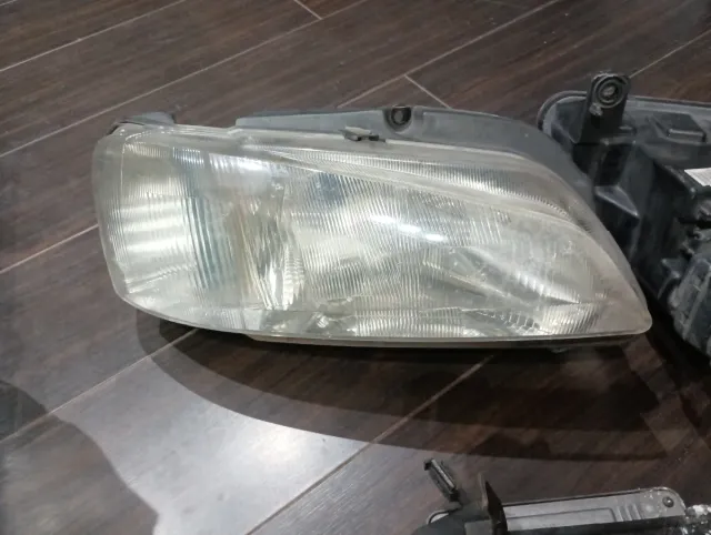 Recambios Peugeot 106: Faro y Centralita