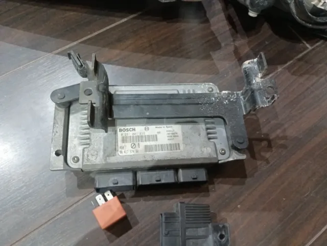 Recambios Peugeot 106: Faro y Centralita