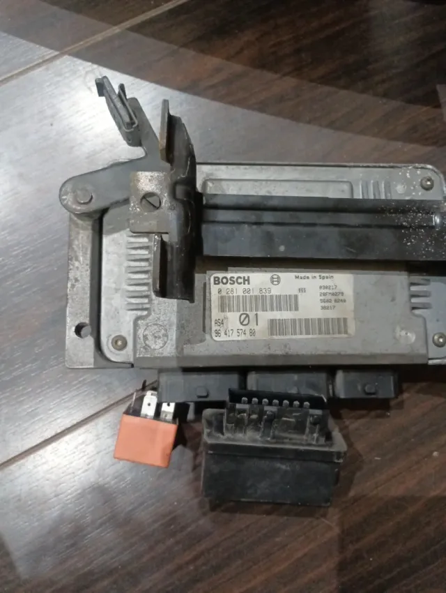 Recambios Peugeot 106: Faro y Centralita