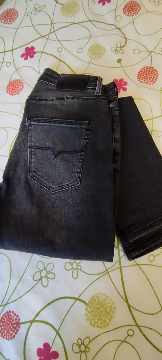 Pantalón vaquero negro.