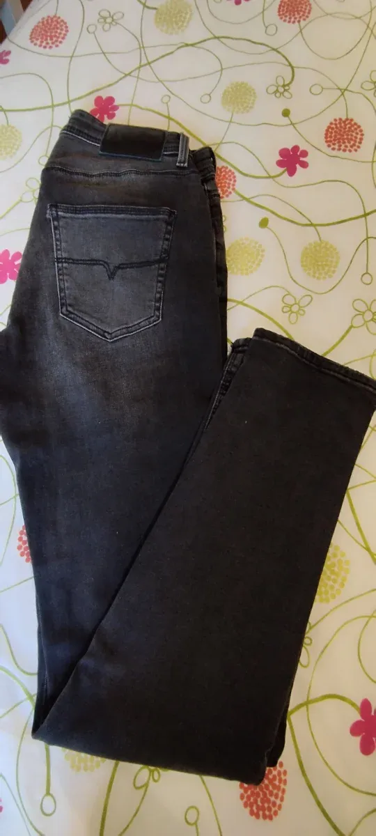 Pantalón vaquero negro.