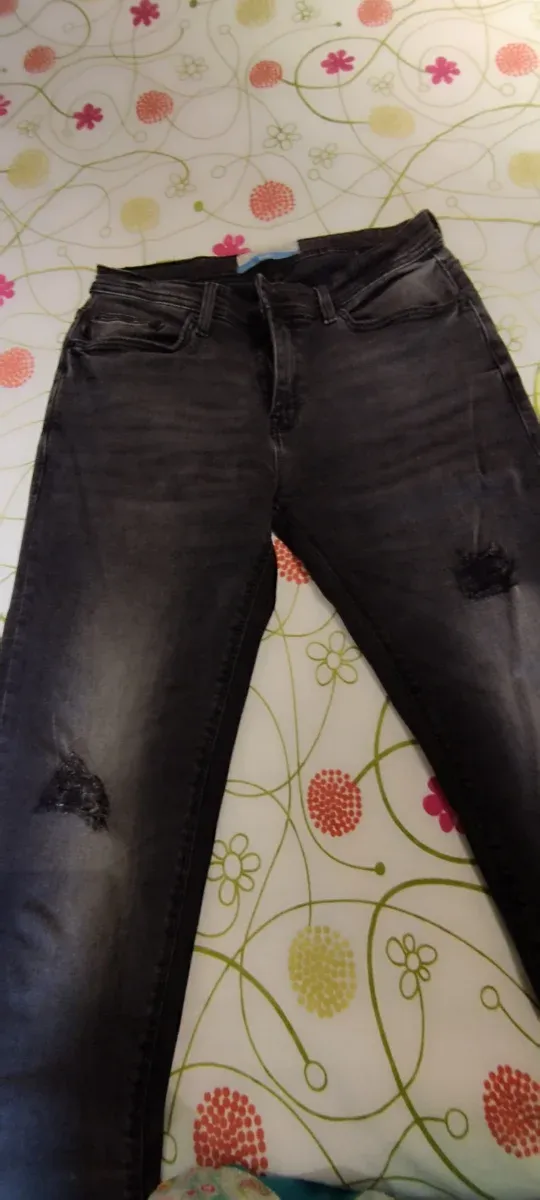 Pantalón vaquero negro.