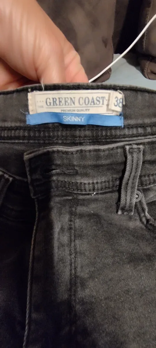 Pantalón vaquero negro.