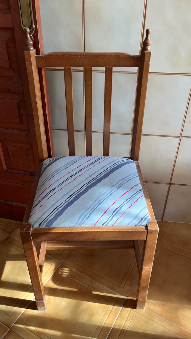 Silla de madera antigua con asiento estampado