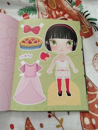 Libro Blancanieves lee, viste y juega