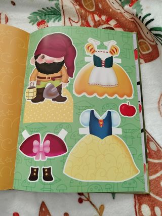 Libro Blancanieves lee, viste y juega