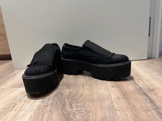 Mocasines negros con plataforma y flecos