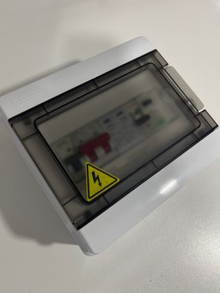 Cuadro protecciones obligatorias para cargador VE