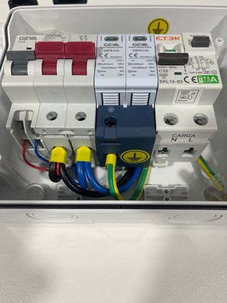 Cuadro protecciones obligatorias para cargador VE