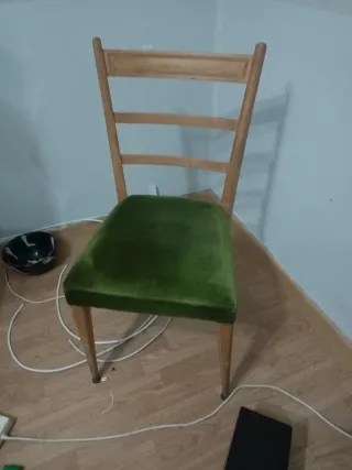 Silla de madera con asiento de terciopelo