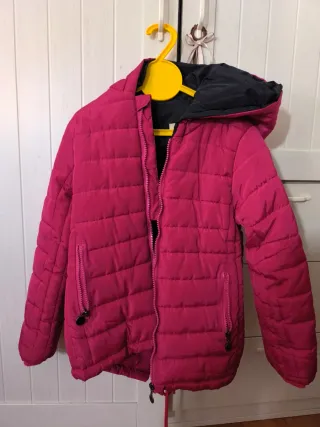 Chaqueta fucsia acolchada con capucha niña