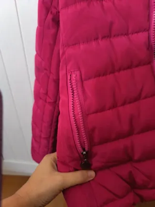 Chaqueta fucsia acolchada con capucha niña