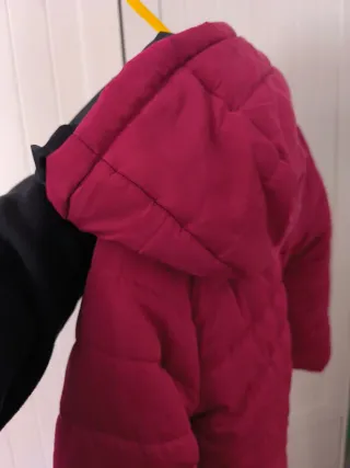 Chaqueta fucsia acolchada con capucha niña