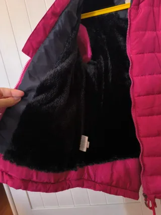 Chaqueta fucsia acolchada con capucha niña