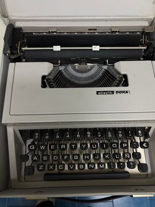 Máquina de escribir Olivetti Dora