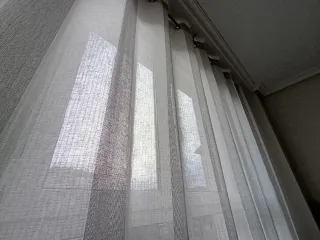 Cortinas y barra decorativa