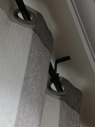 Cortinas y barra decorativa