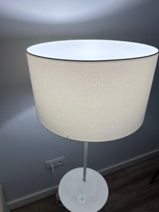 Lámpara de pie moderna beige y blanca