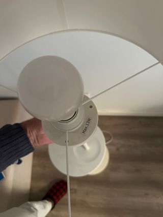 Lámpara de pie moderna beige y blanca