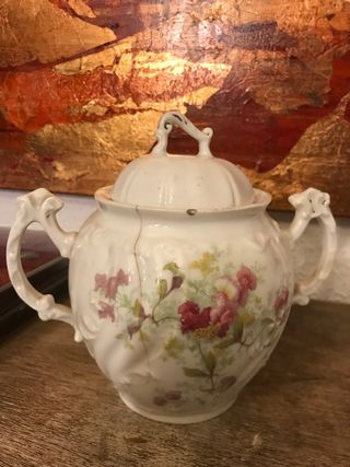 Sopera de porcelana. Pequeña y antigua