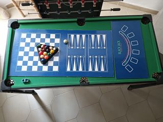 Juegos de mesa varios, futbolín, ping pong