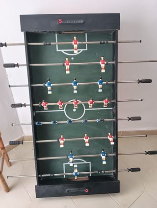 Juegos de mesa varios, futbolín, ping pong