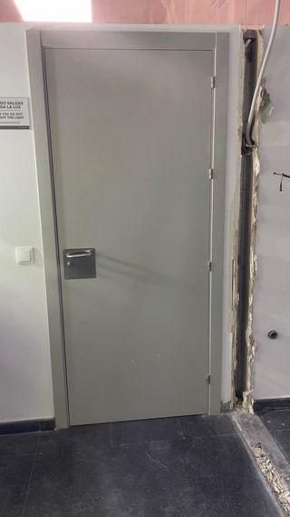 Puerta madera lacada gris