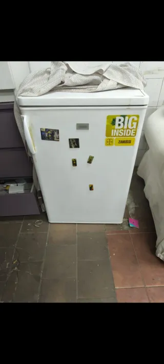 Nevera pequeña blanca. A rryen zona centro e