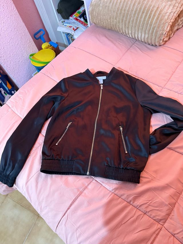 Chaqueta bomber negra satinada
