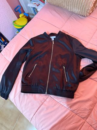 Chaqueta bomber negra satinada