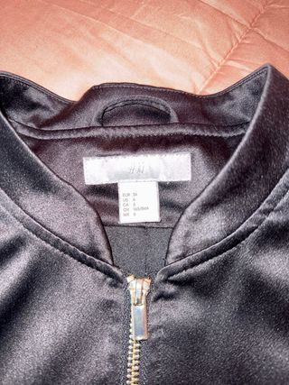 Chaqueta bomber negra satinada