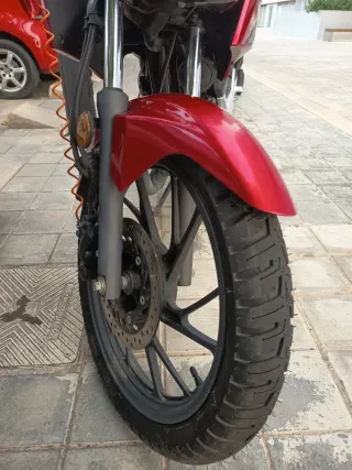 Honda CB125 Roja con Baúl