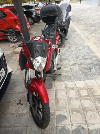 Honda CB125 Roja con Baúl