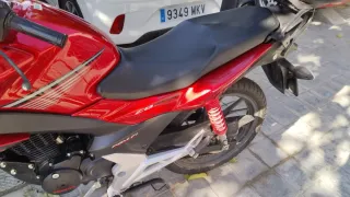 Honda CB125 Roja con Baúl