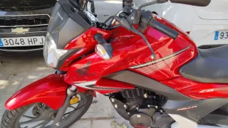 Honda CB125 Roja con Baúl