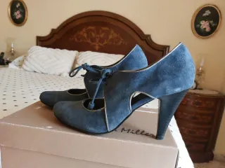 Zapatos de tacón azul y plata