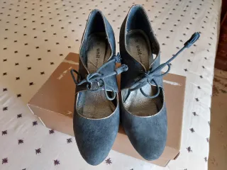 Zapatos de tacón azul y plata